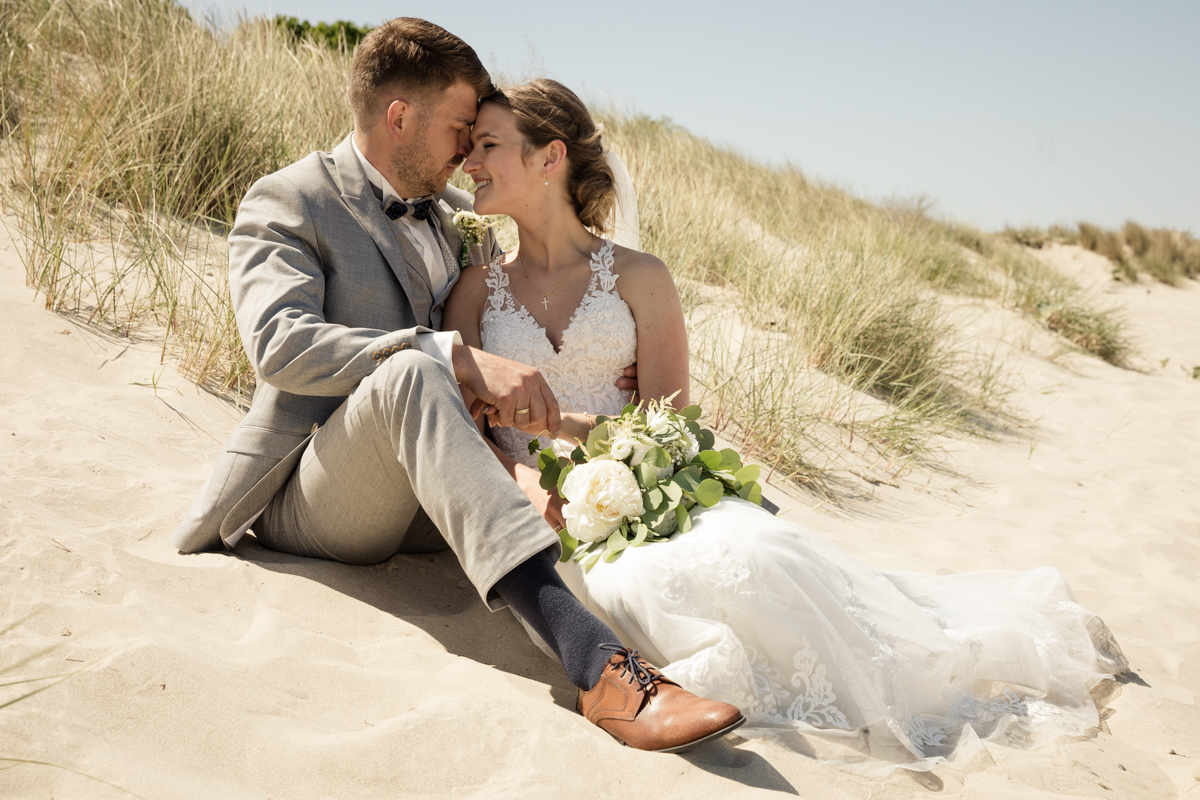 verliebtes Brautpaar am Strand von Koserow