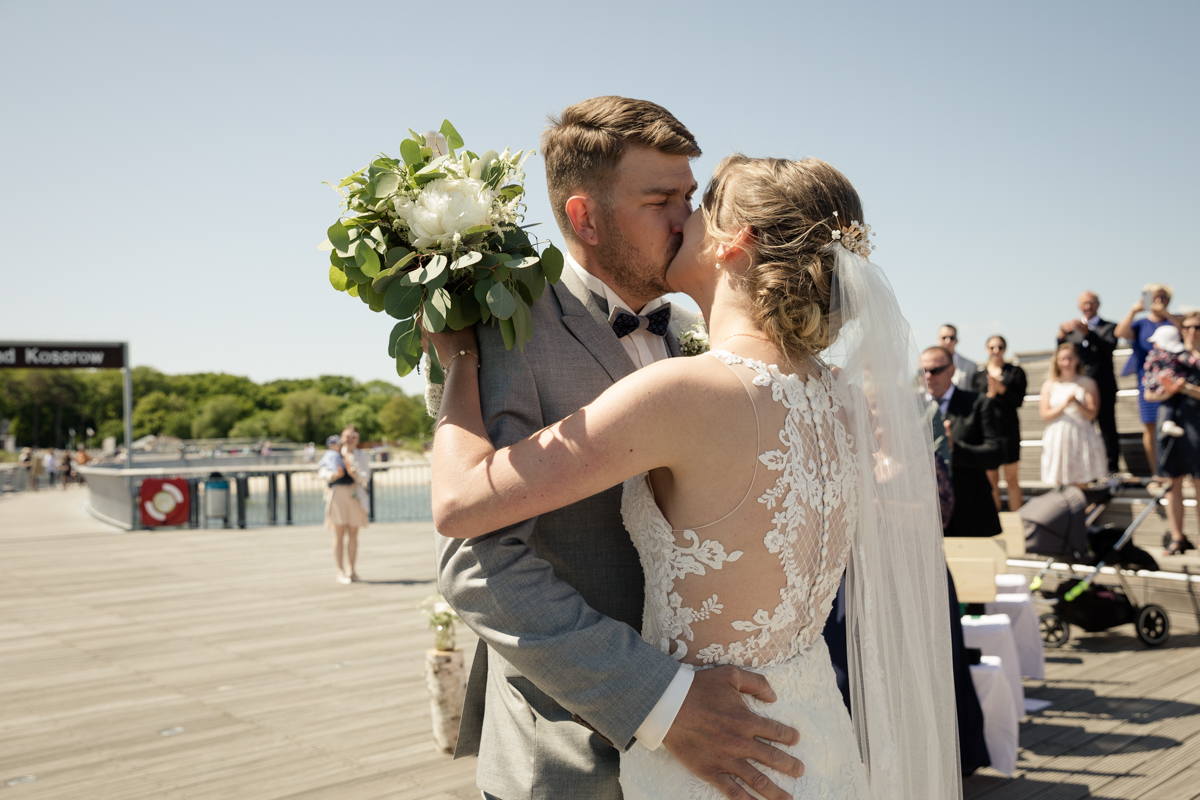 Heiraten auf der Seebrücke in Koserow Hochzeitspaar während der Trauung