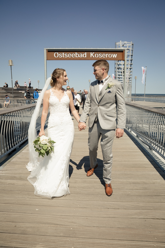 Brautpaar auf der Seebrücke in Koserow